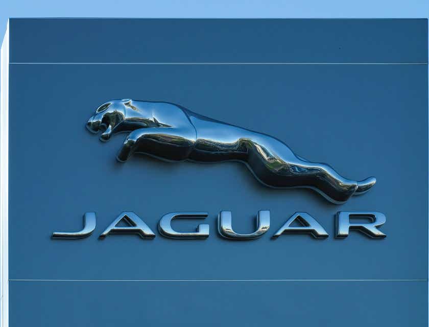O forte logotipo da Jaguar exibido em um prédio.
