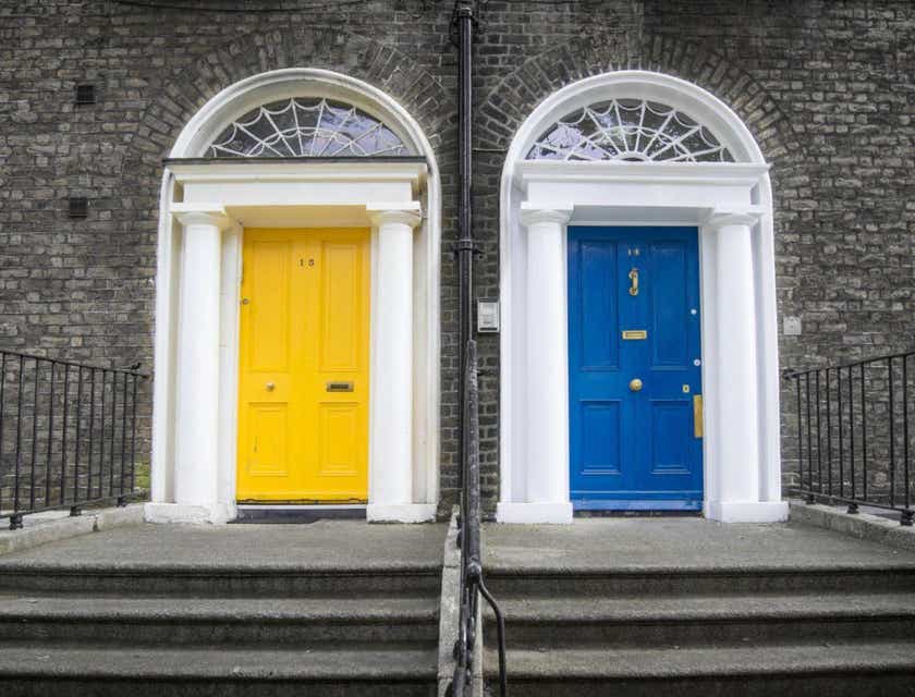 Une façade avec un porte bleue et une porte jaune l'une à côté de l'autre.