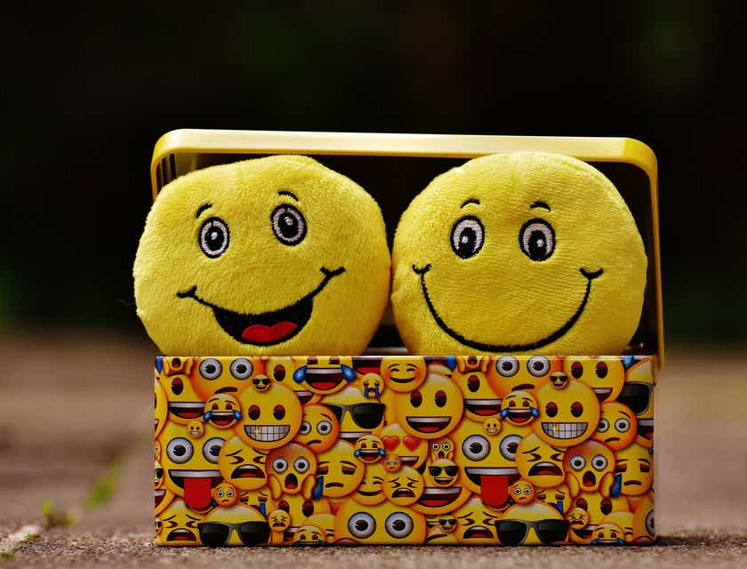 Dois emojis de pelúcia rindo de algo engraçado.