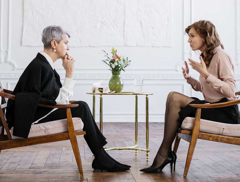 Dwie kobiety rozmawiające w trakcie sesji life coachingu.
