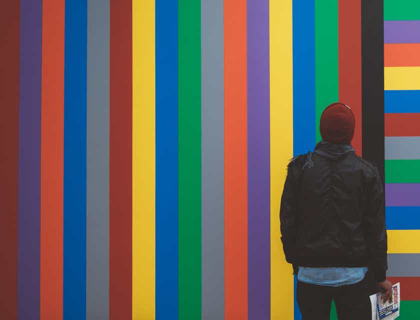 Mężczyzna podziwiający kolorową ścianę.