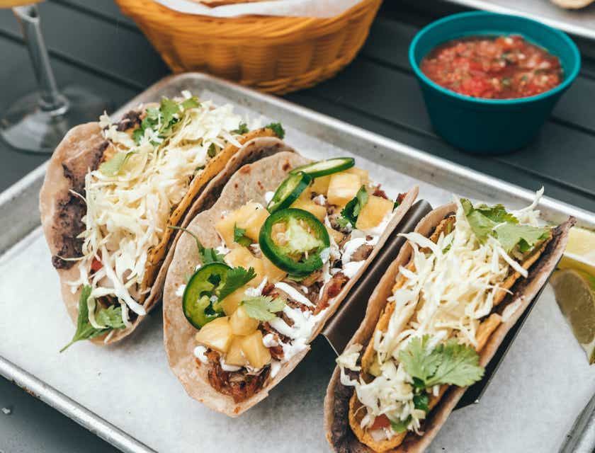 Świeże tacosy serwowane w restauracji meksykańskiej.