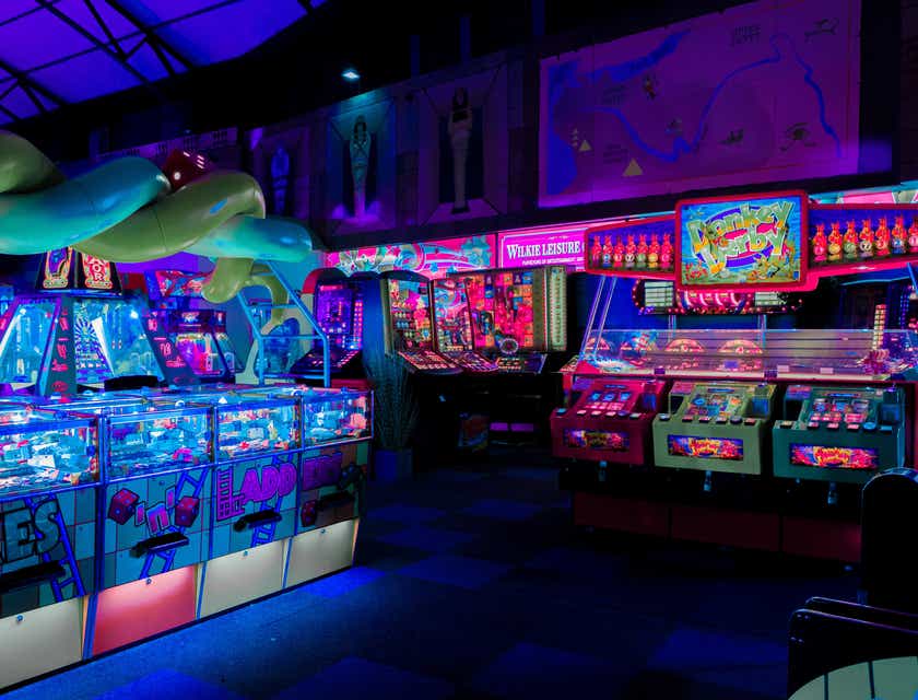 Game arcade dengan lampu-lampu neon.