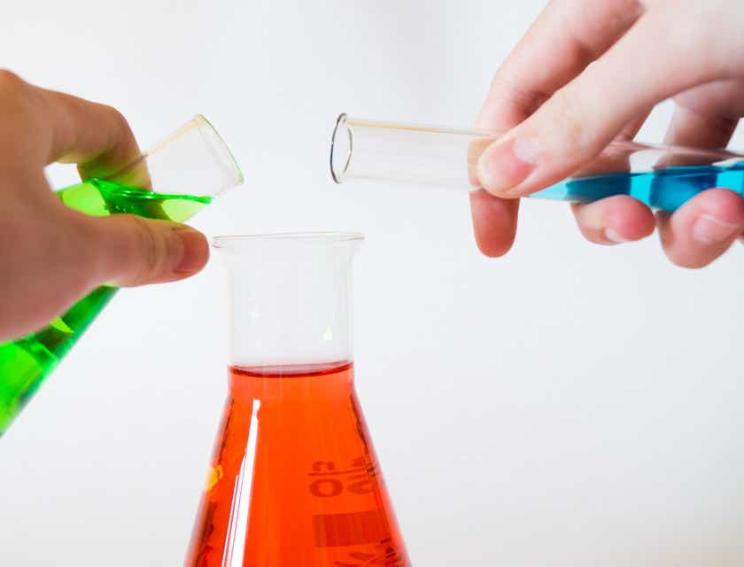 Rote, grüne und blaue Flüssigkeiten werden in einem Chemielabor vermischt.
