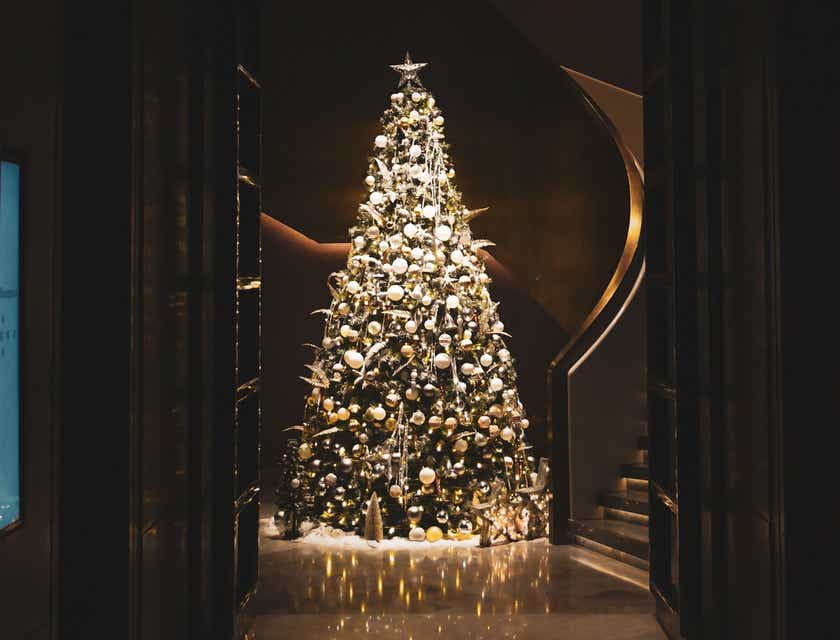 Un árbol de Navidad bellamente decorado iluminando la habitación.