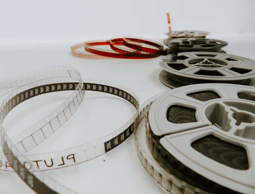 Filmrollen die door een filmproductiebedrijf gebruikt worden op een tafel.