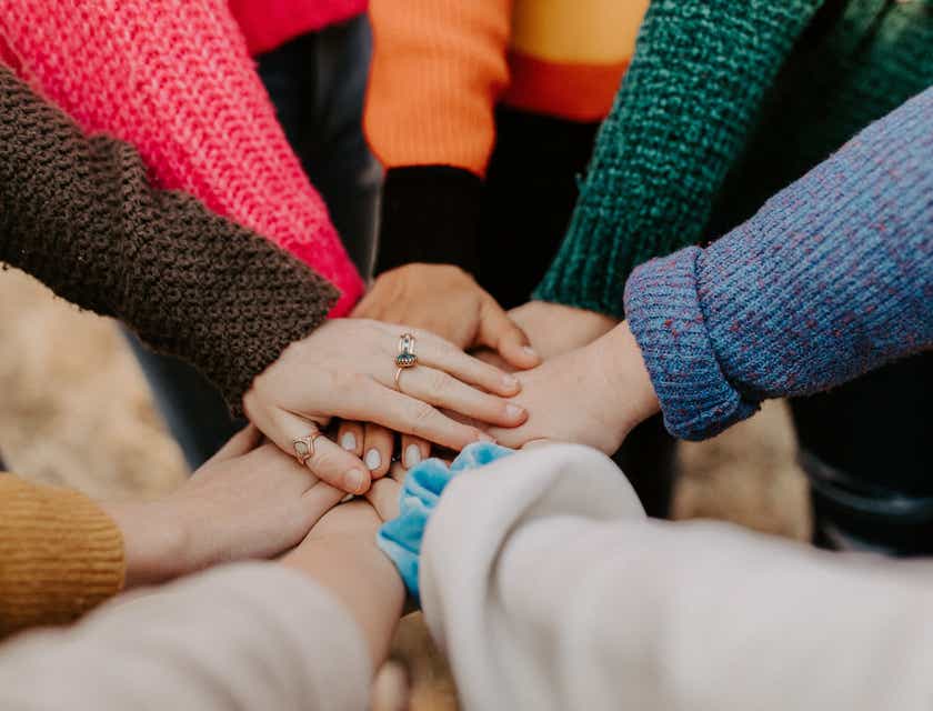 Grupa kobiet udzielających się w fundacji łącząca ręce.