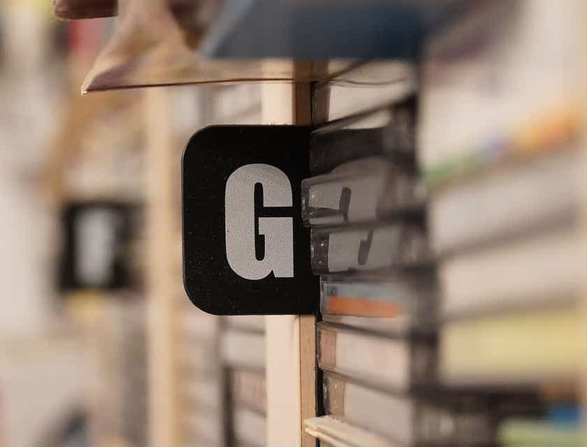 Znaczek z literą „G” pomagający nawigować tytuły książek dostępnych w bibliotece.