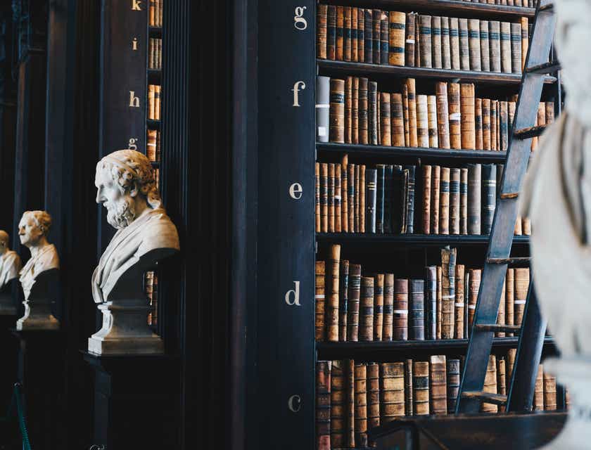 Een gecultiveerde bibliotheek met bustes van beroemde denkers.