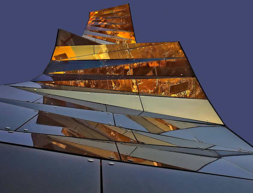 Un edificio con un exterior de vidrio y espejo, en un logo de vidrio y espejo.