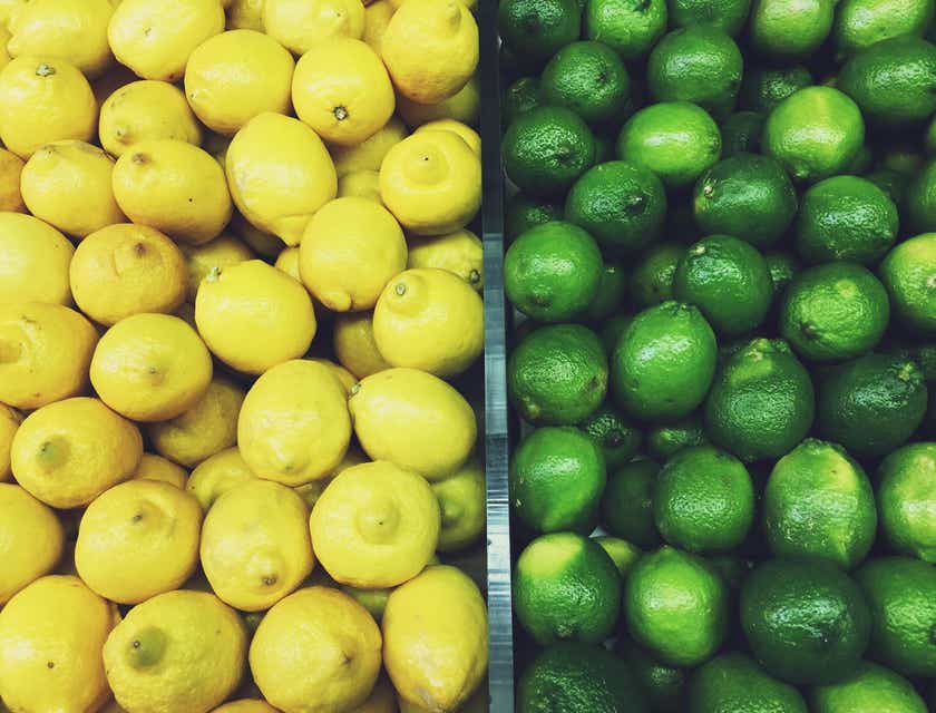 Limones verdes y amarillos en exhibición en un logo en verde y amarillo.