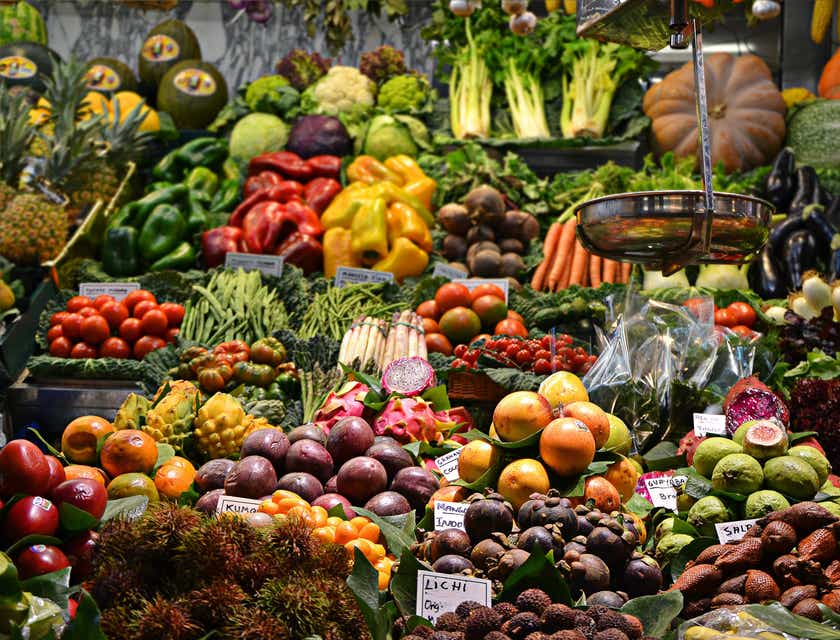 Una variedad de frutas y verduras exhibidas en una frutería.
