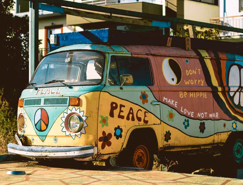 Ein mit Hippie-Symbolen verzierter, in die Jahre gekommener VW-Bus.