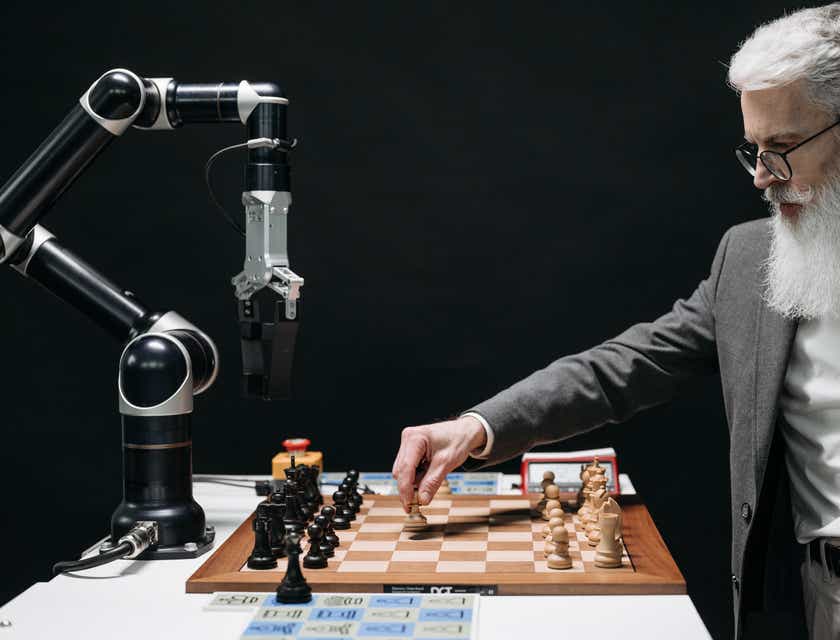 Un hombre juega ajedrez contra la Inteligencia artificial.