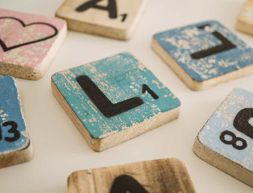 Scrabble kayu yang menampilkan huruf L.