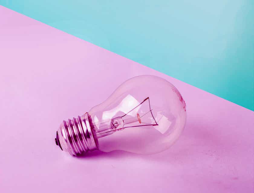 Une ampoule sur une surface rose et bleu.