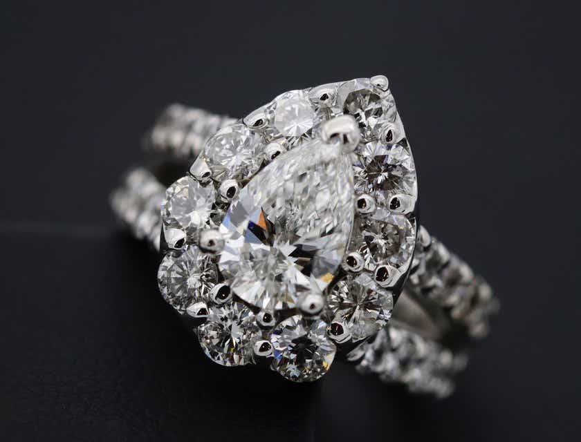 Sebuah cincin berlian perak dengan latar belakang gelap.