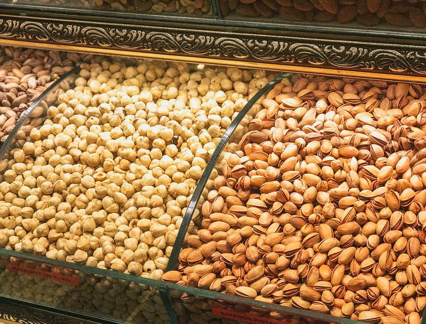 Nueces y frutos secos en la vitrina en una tienda en un logo de nueces y frutos secos.