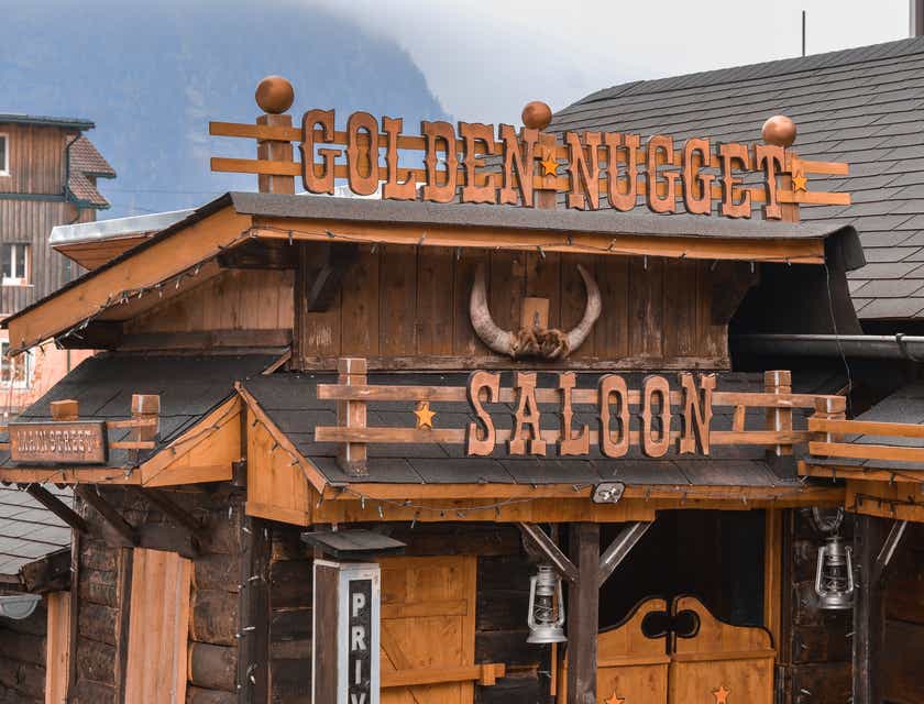 La imagen de un salón del Viejo Oeste llamado "Golden Nugget".