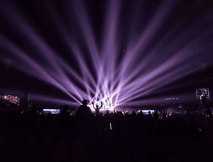 Pertunjukan laser yang memorable ditampilkan di langit malam yang gelap.