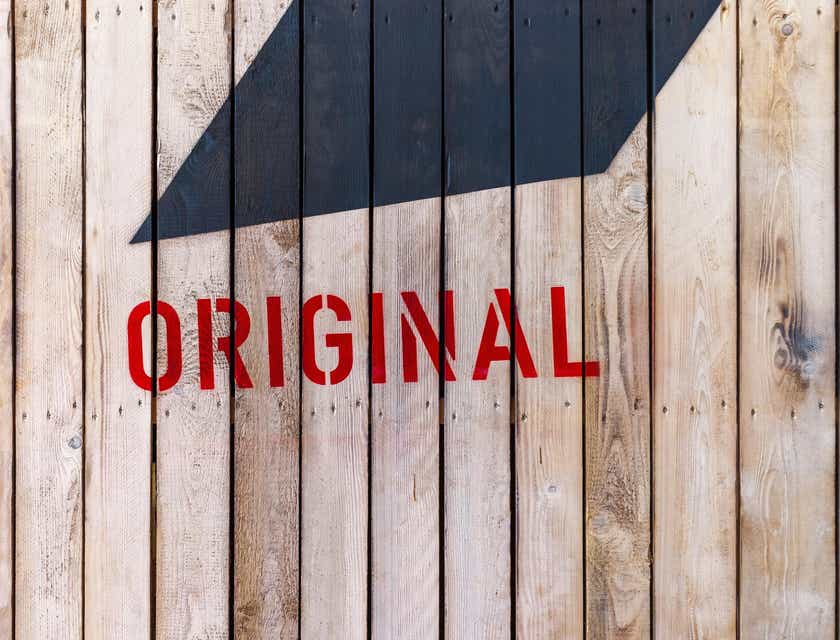 Tanda kayu bertuliskan "original".