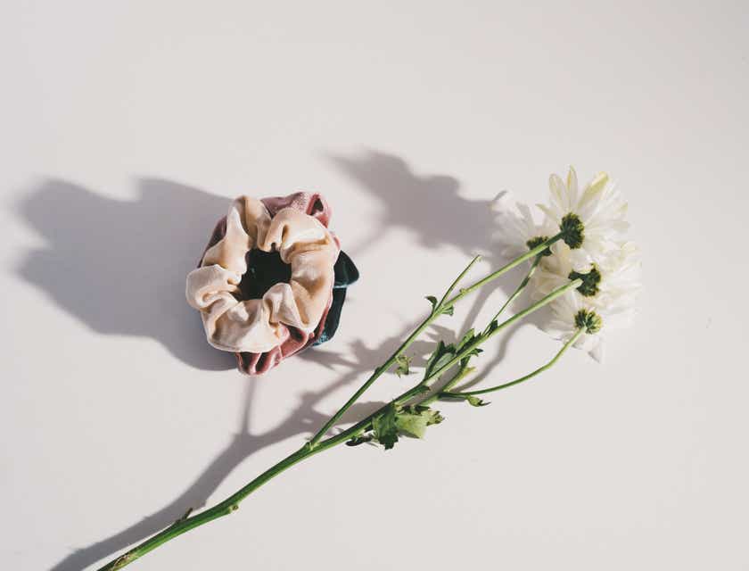 Chouchous sur une surface blanche avec des fleurs à côté.