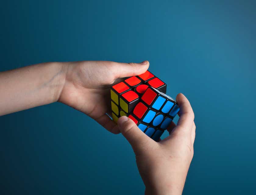 Orang smart sedang menyelesaikan sebuah Rubik.