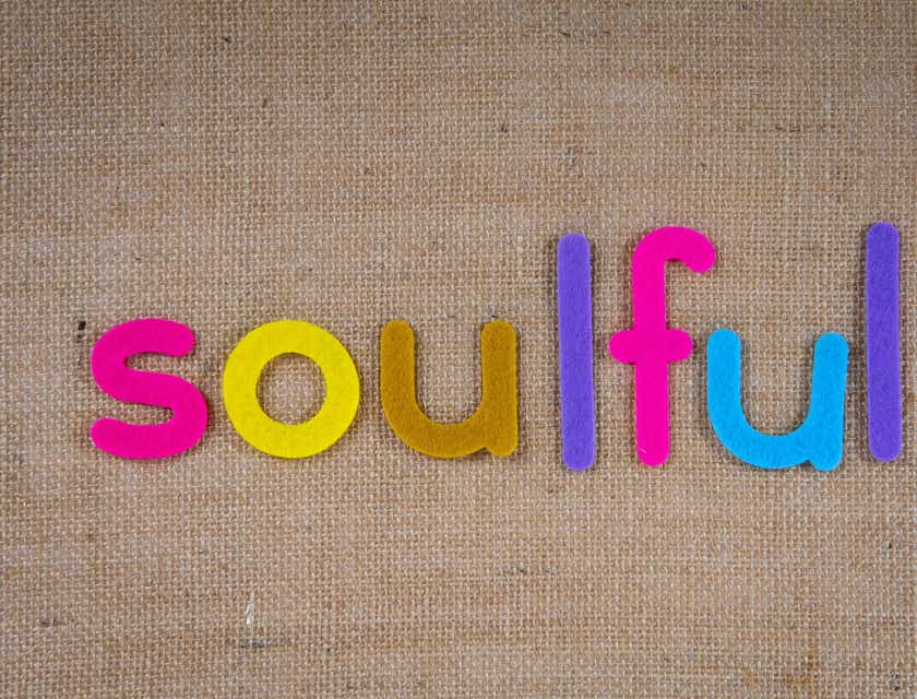 Un insieme di lettere colorate che forma la parola “soulful” che significa “profondo”.