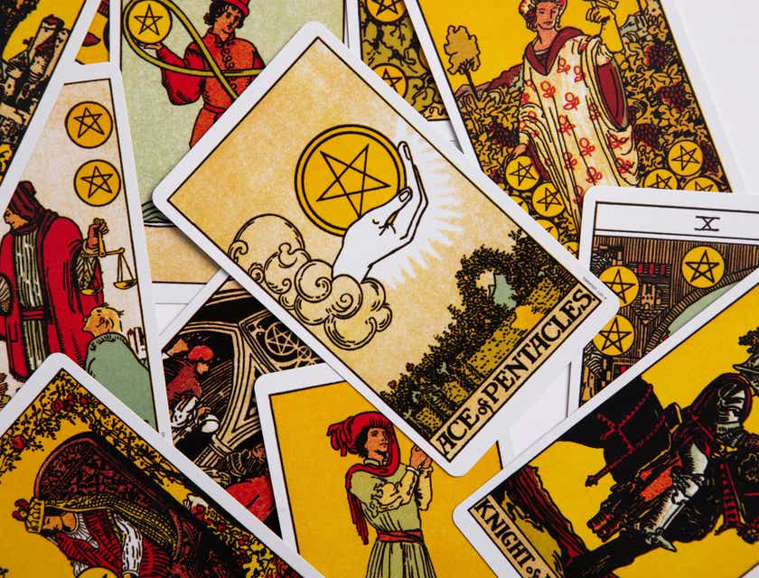 Karty do tarota – jednego z popularnych rytuałów ezoterycznych.