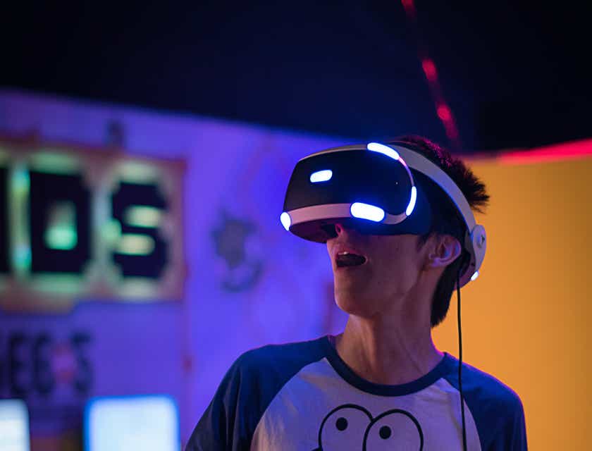 Chłopak testujący gogle VR stworzone według najnowszych technologii.