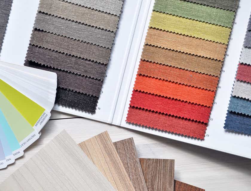 Bir tekstil mağazasındaki farklı renklerde kumaş örnekleri.