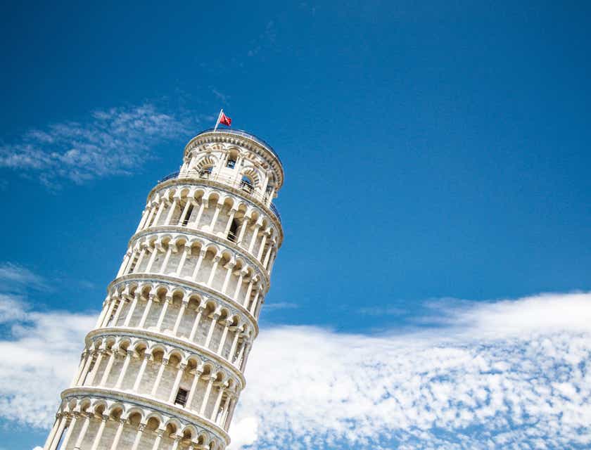 Der Schiefe Turm von Pisa erstreckt sich in bekannter Schräglage gegen den blauen Himmel.