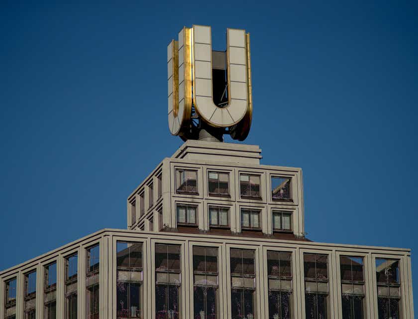 Um "U" em cima de um prédio alto na Alemanha.