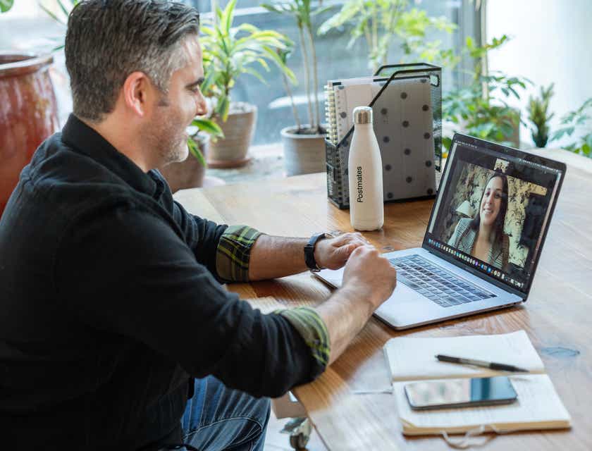 Dos personas participando en una reunión de trabajo virtual, en un logo virtual.