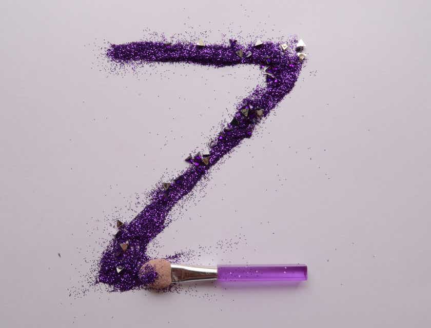Huruf Z yang dicat dengan glitter.