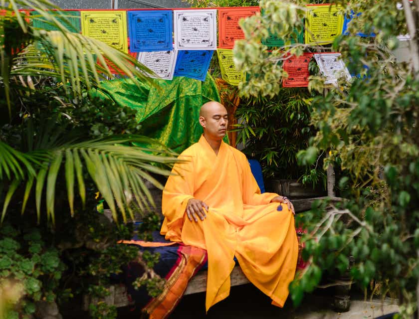 Un monaco zen che medita in un giardino.