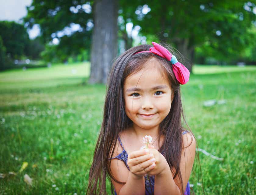 Una bambina con un fiocco tra i capelli.