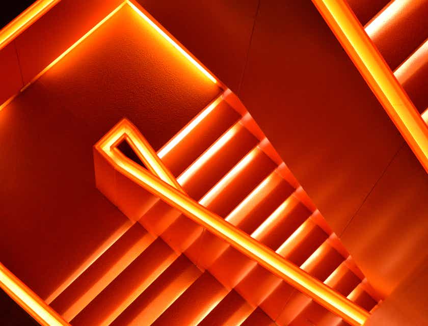 Una escalera iluminada en color naranja.