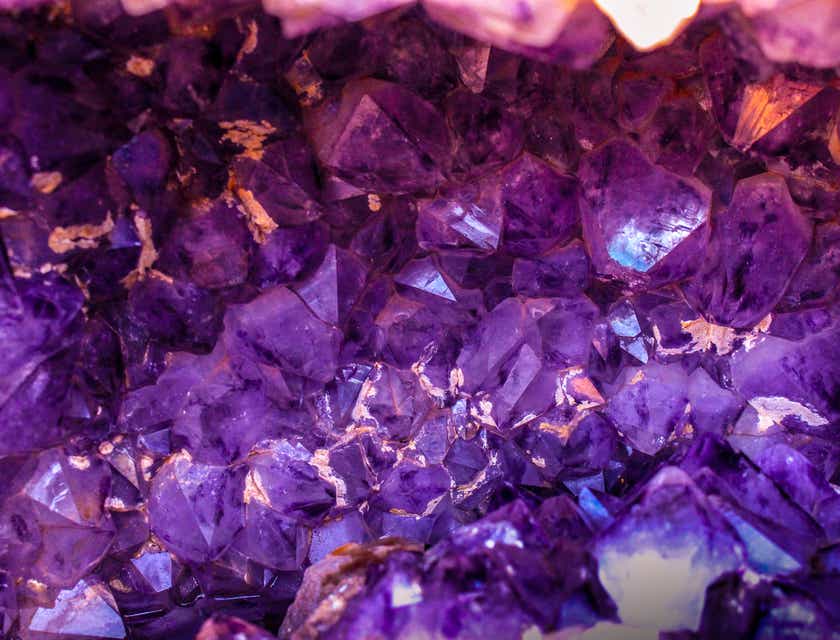 Bebatuan kristal dengan latar belakang ungu.