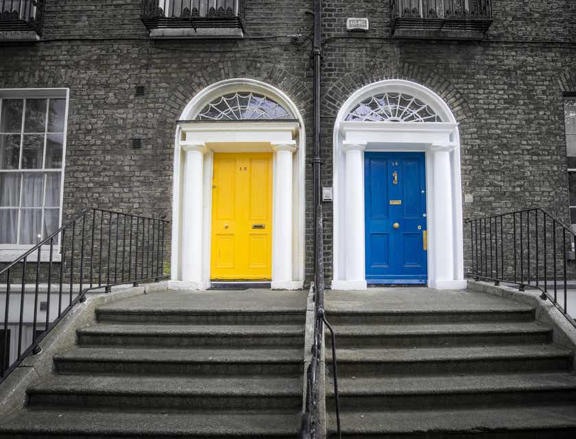 Pintu kuning dan biru di depan sebuah gedung.