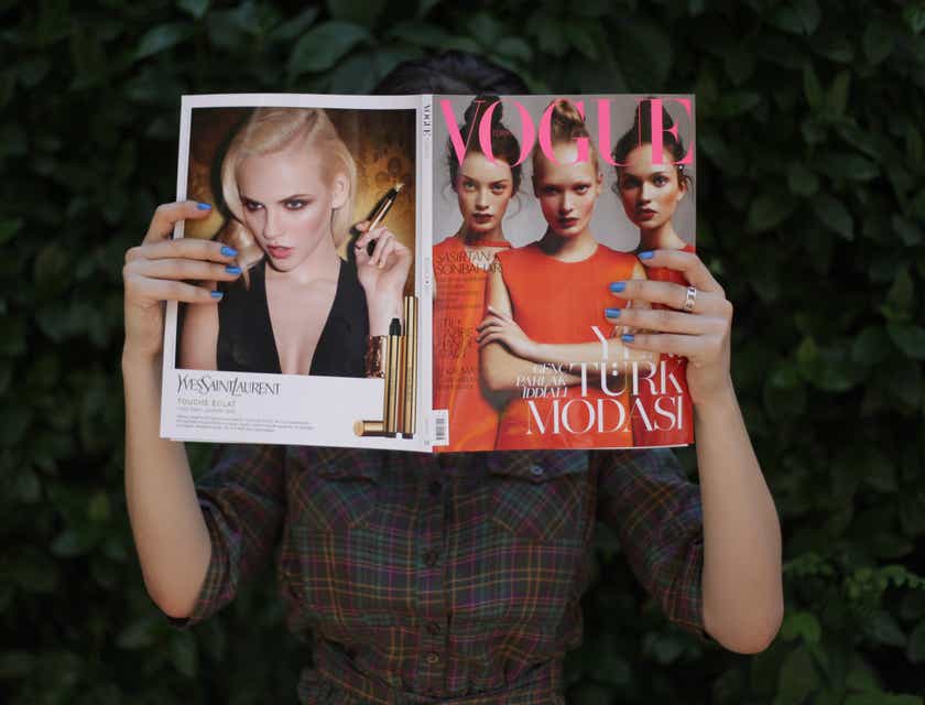 Moda dergisi Vogue'u okuyan bir kadın.