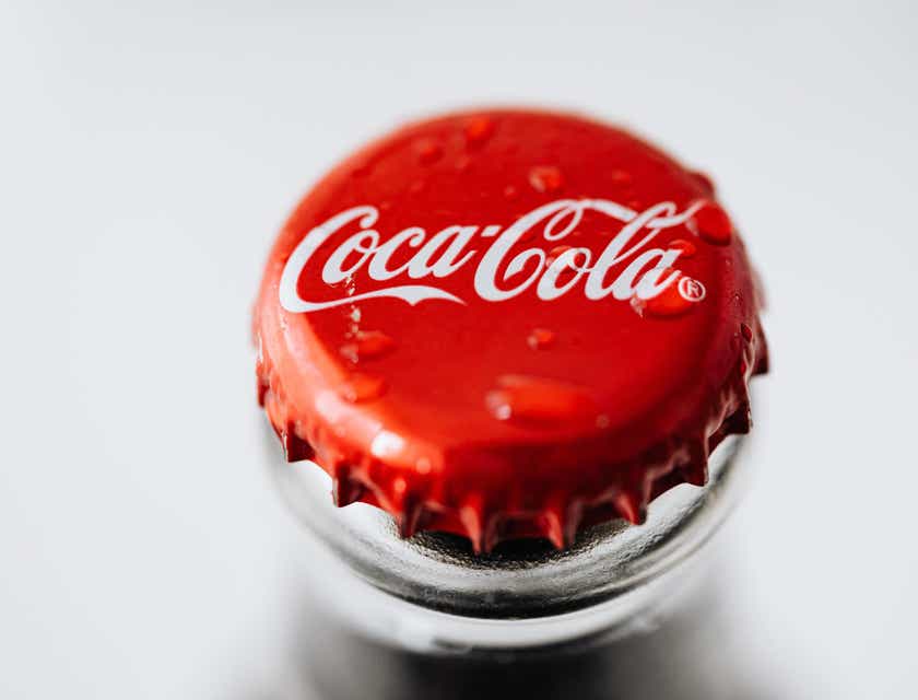 En iyi logolardan birine örnek olarak Coca-Cola logolu bir şişe kapağı.