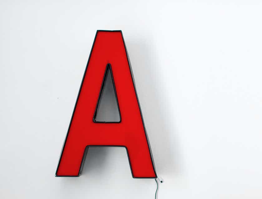 Sebuah huruf A berwarna merah dengan background putih.