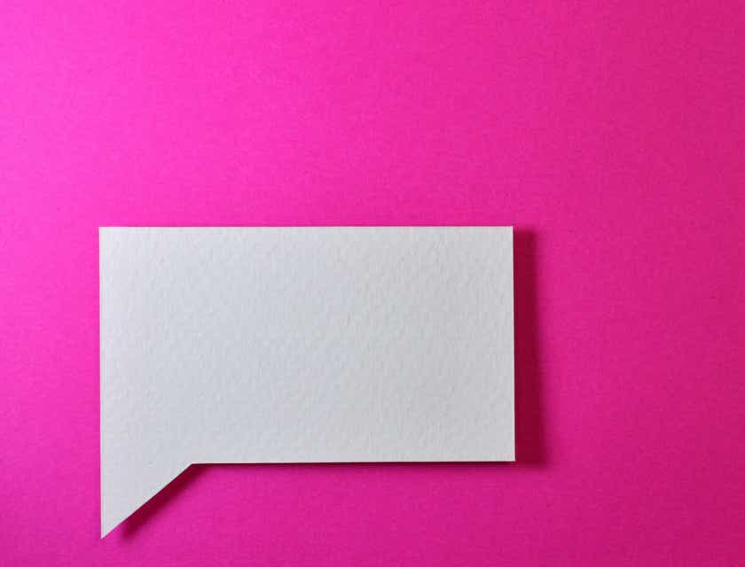 Een wit gespreksvignet op een roze achtergrond dat een abstract logo voorstelt.