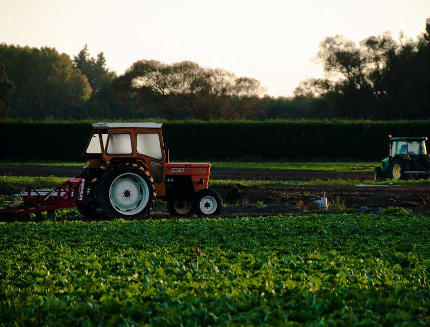 Tractores en un campo trabajando en la industria agrícola.