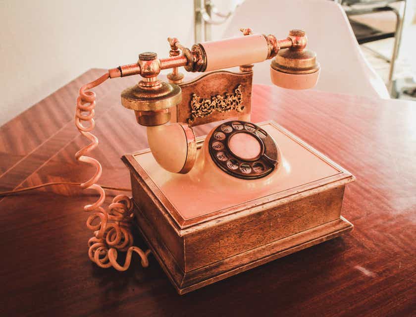 Um telefone antigo em um antiquário.