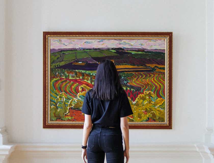 Mujer viendo una obra de arte en la pared de una galería en un logo para negocios de arte.