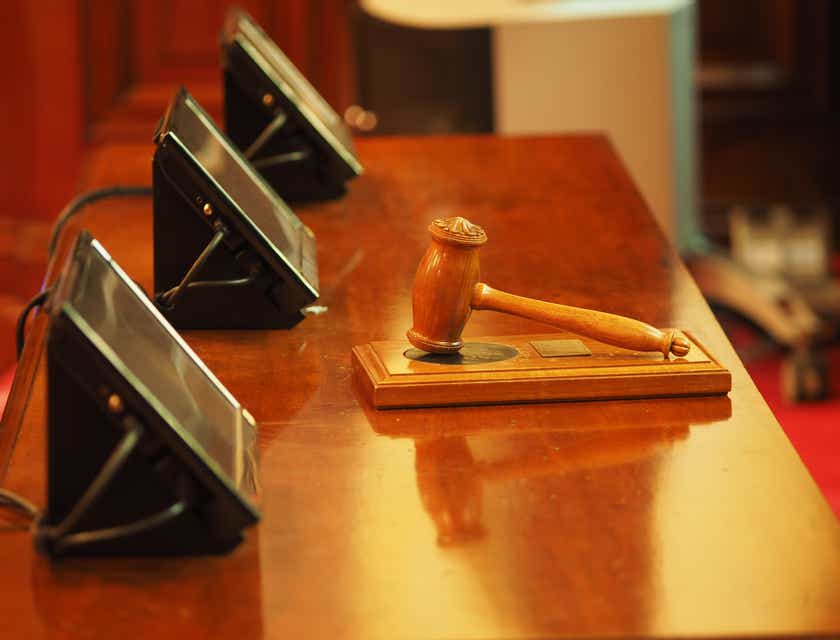 Un marteau et des tablettes en bois sur une table dans une salle de vente aux enchères.