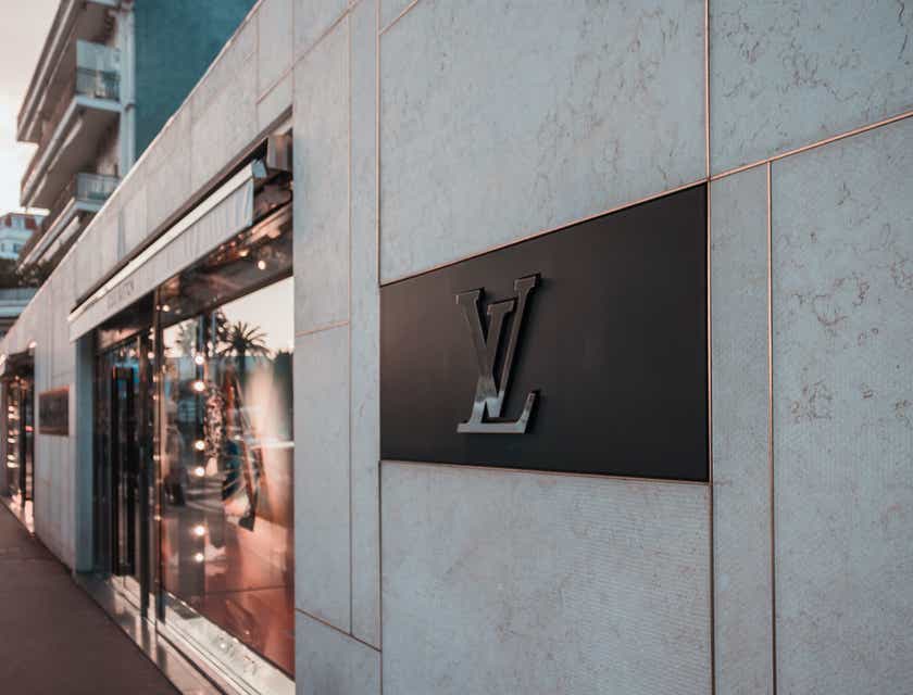 Un aperçu du logo avant-gardiste de Louis Vuitton sur le côté d'un bâtiment.