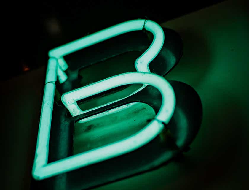 Neon w kształcie litery „B”.